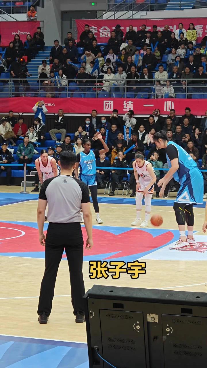 张子宇为啥不跳也不扣篮？
是有猫腻的。张子宇今年也只有十八岁，身高二点二六米，体