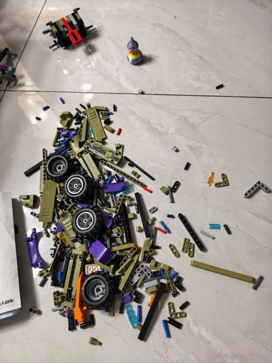 拼积木炎炎夏日我们总要做些什么……这不昨天我家大哥昨天感觉拼学习桌很有趣，自己说
