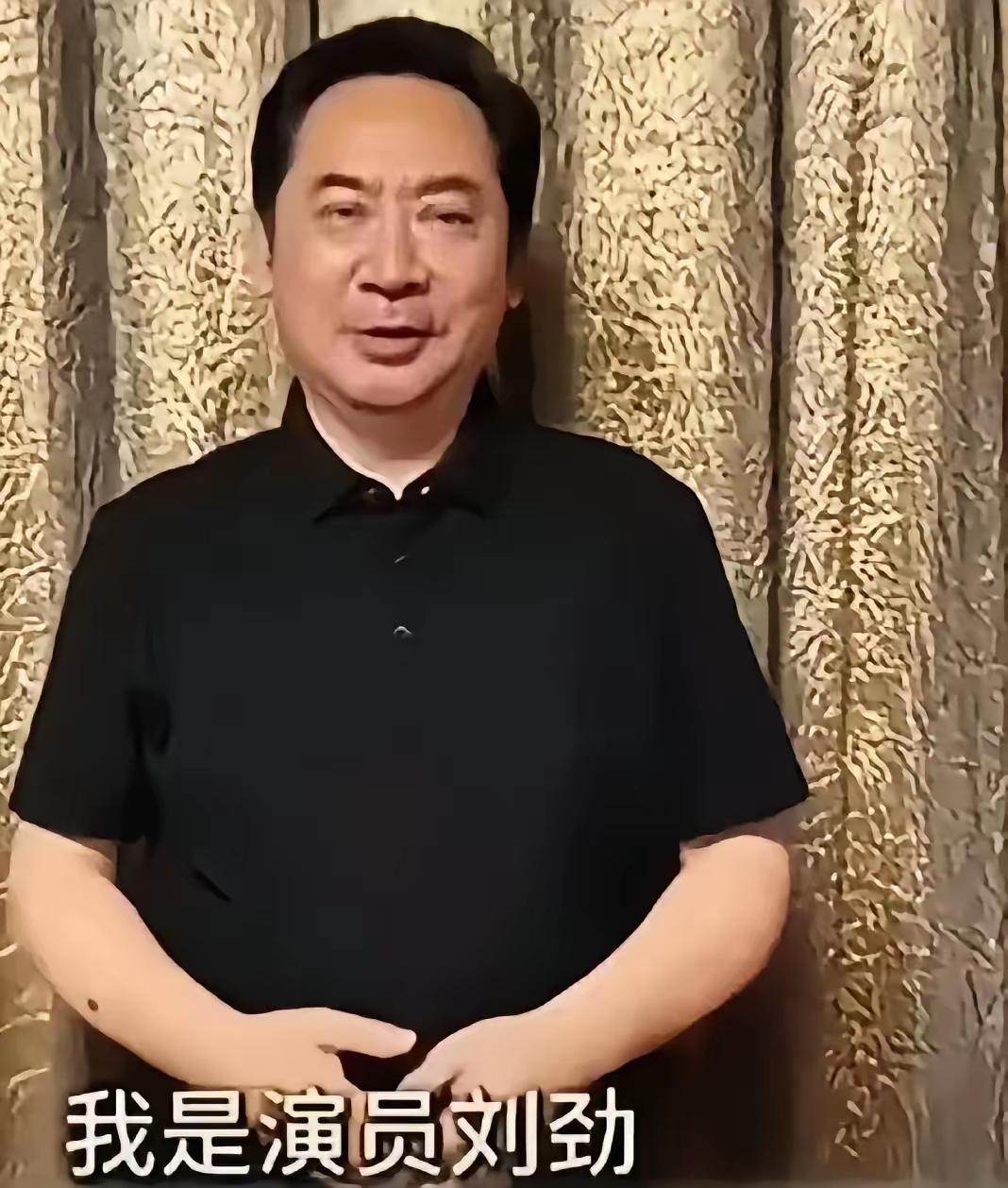 入目帅气男，
特型一演员。
总理之特点，
一并掌握全。