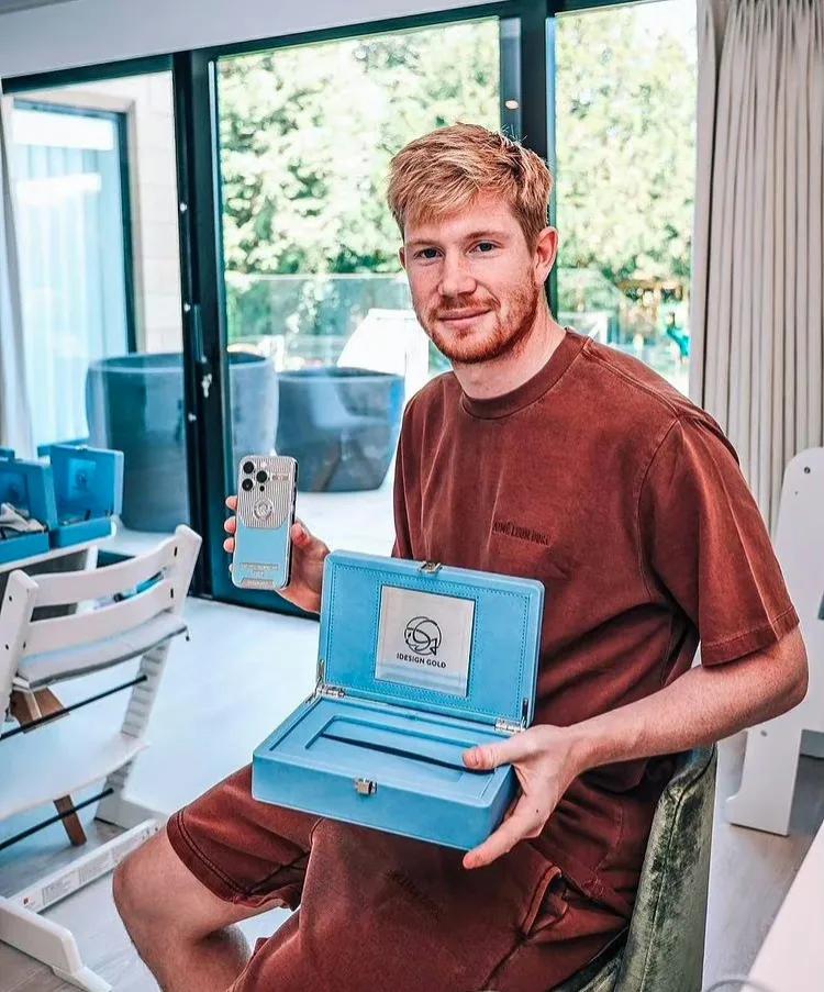 德布劳内有钱吗？[捂脸]给队友送定制手机，以此来纪念曼城上赛季三冠王壮举，但是没