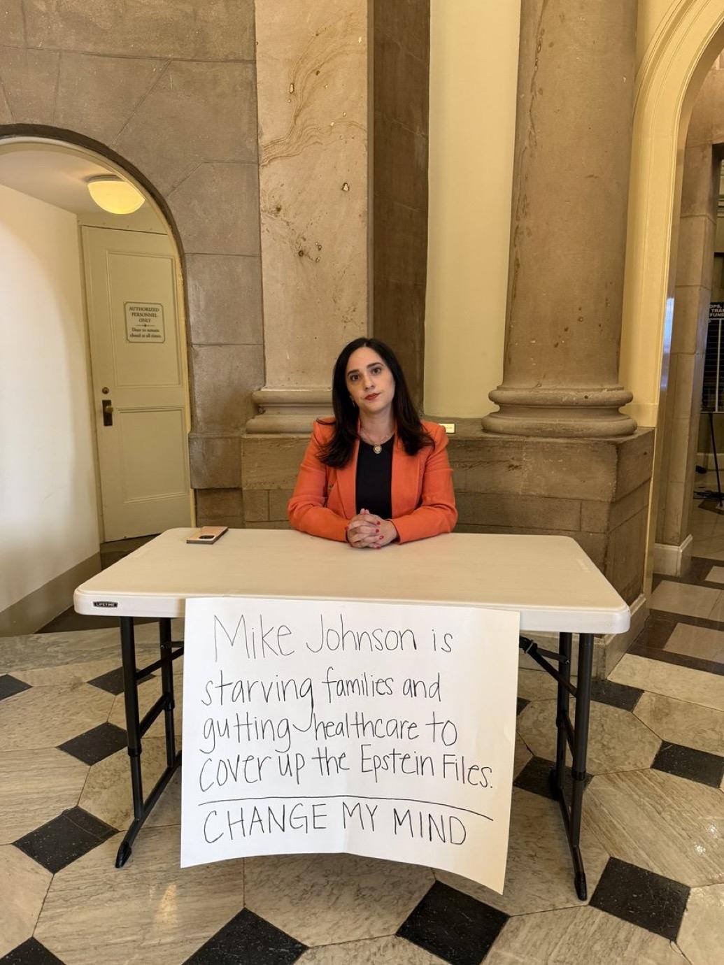 美国亚利桑那州当选众议员Yass Ansari搬着椅子凳子守在众议长约翰逊办公室