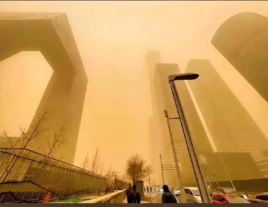 2026年2月，我国北方闹起了大规模沙尘，范围最广、强度也最大。
天空黄得吓人，