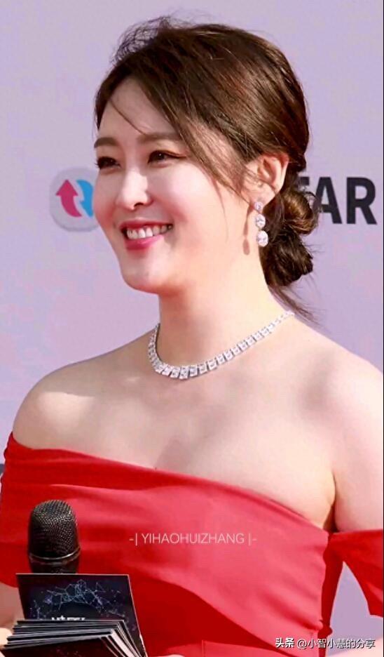 她是整体大于局部的那种美女，颜值已经超越了央视美女周涛，饱满的五官，整个人看上去