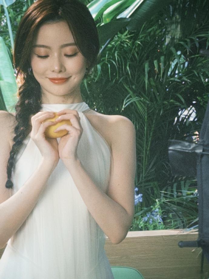 陈卓璇挂脖白裙   陈卓璇挂脖白裙太好看了吧，手里拿着柠檬，真的是我们酸酸甜甜的