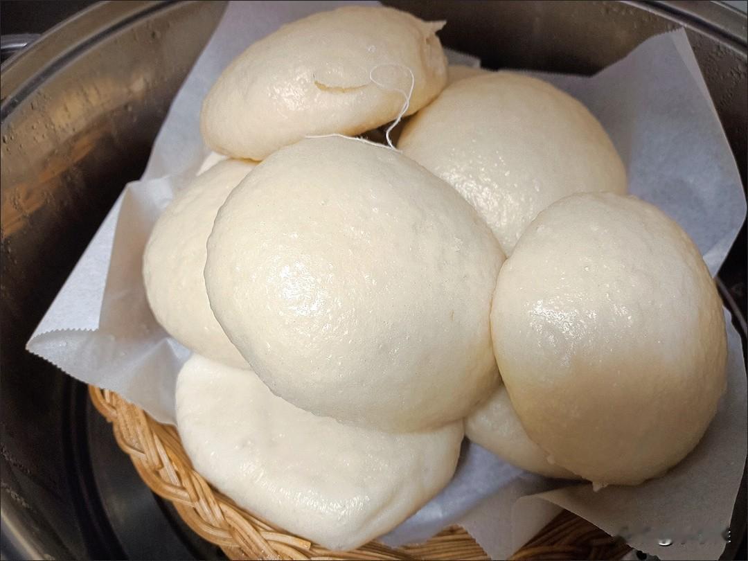前两年我在家蒸馒头，那真是瞎糊弄，酵母抓一把就放，要么蒸出来跟石头蛋子似的，咬都