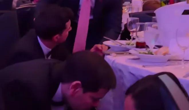 白宫枪击案现场，鲁比奥钻了桌子，特朗普司空见惯
 
这话不是段子，是2026年4