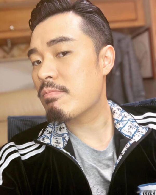 陈赫剧播完了邓超才说真心话邓超说陈赫剧播完了才跟他说真心话哈哈哈哈哈 陈赫剧《瞄