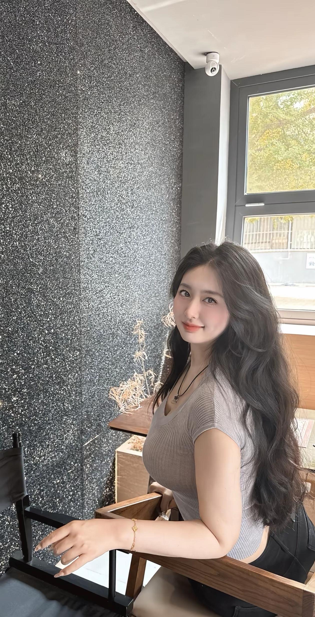 窗明几净，美人倚栏。