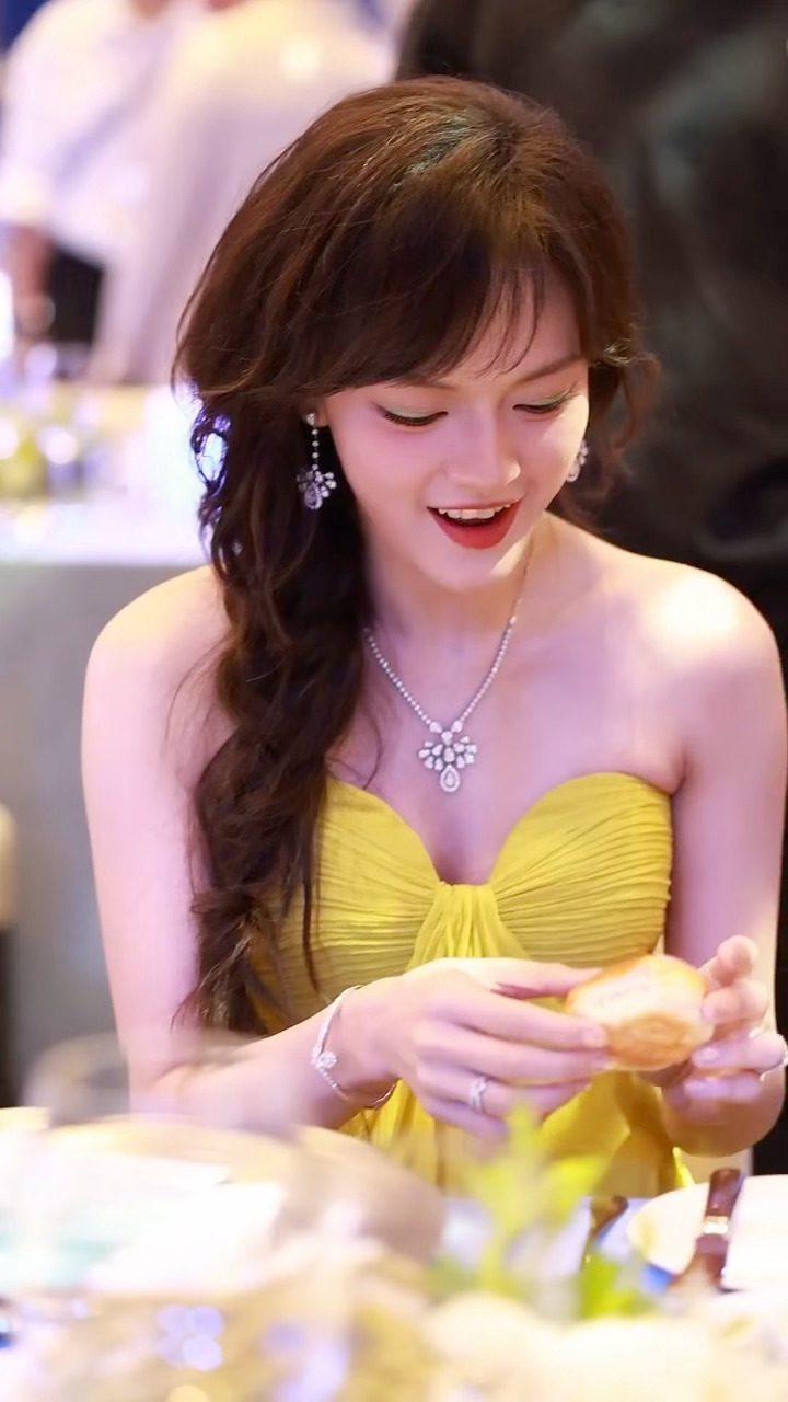 萌萌的小文淇 ELLE晚宴上大嗑餐包ELLE红毯ELLE风尚大典 ELLE晚宴 