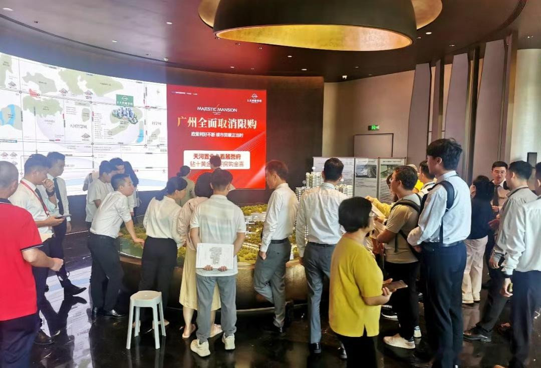 #广深售楼部挤满了买房的人#专家：房子不可能白菜价，今明年是最好的买房时机… 对