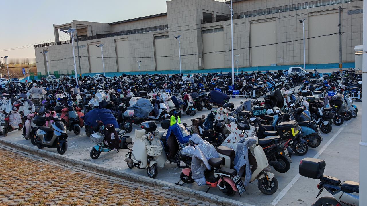 潞阳站外的摩托车海，看哭多少跨省通勤的打工人
 

远远就被密密麻麻的摩托车震撼