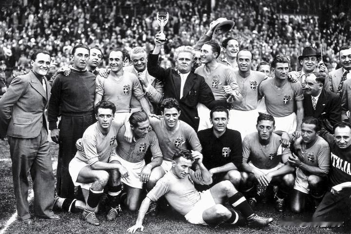 1934年世界杯，墨索里尼的意大利争得了举办权，并最终夺冠。

上届冠军乌拉圭队