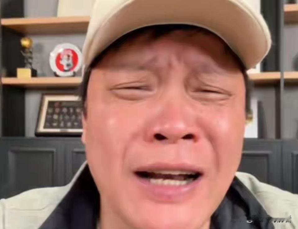 太难受！世预赛国足0:1印尼队，赛后范大将军哭笑不得：
1. 莫须有的点球，裁判