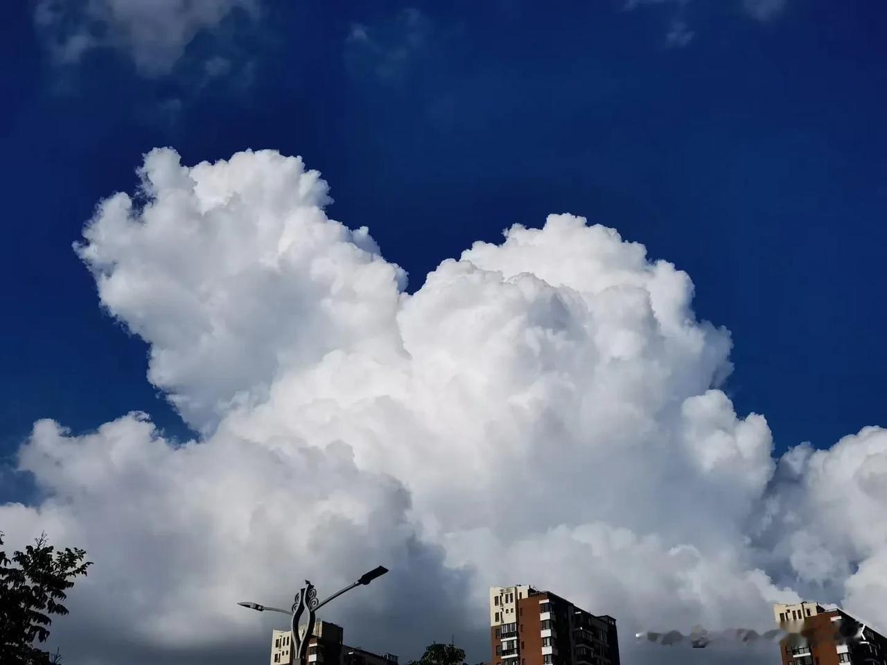 天空很蓝，云朵很美