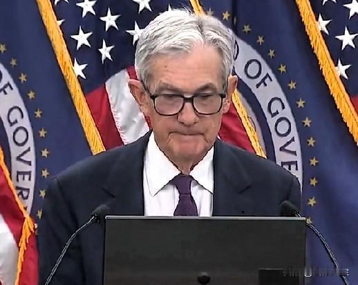 美联储主席鲍威尔宣布不调整利率，他表示，虽然就业岗位保持低位，但失业率已显示出一