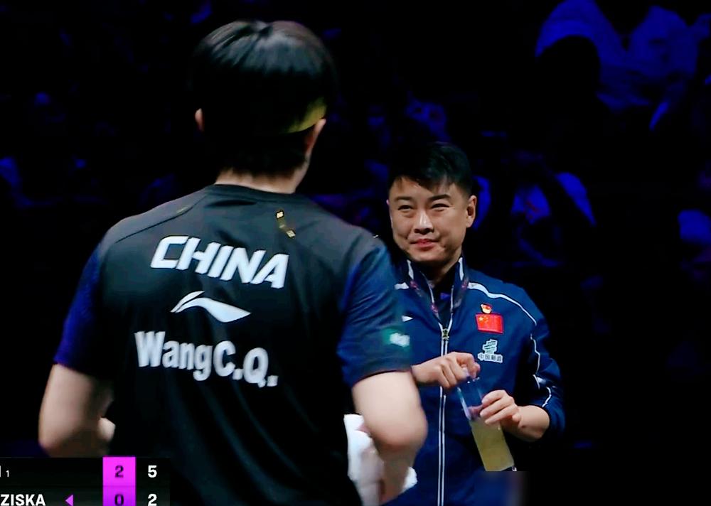 你敢信？去年输弗朗西斯卡脸白到透明的王楚钦，今天3：0横扫后王皓拍栏杆！
 
第