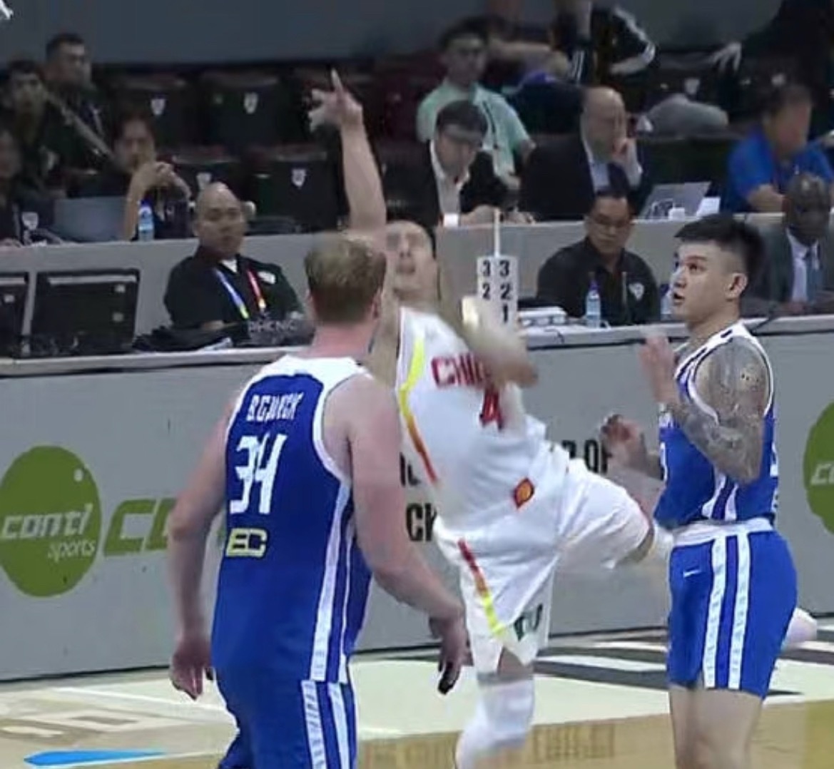 赵继伟继续替补出战，上来之后连中两记三分，随后又造成犯规，连得8分，状态是真好！