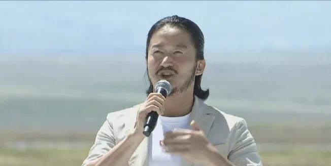 天马节开幕式，吴京来昭苏买马了，要不是吴京那个招牌式的手势，还真差点没认出来。吴