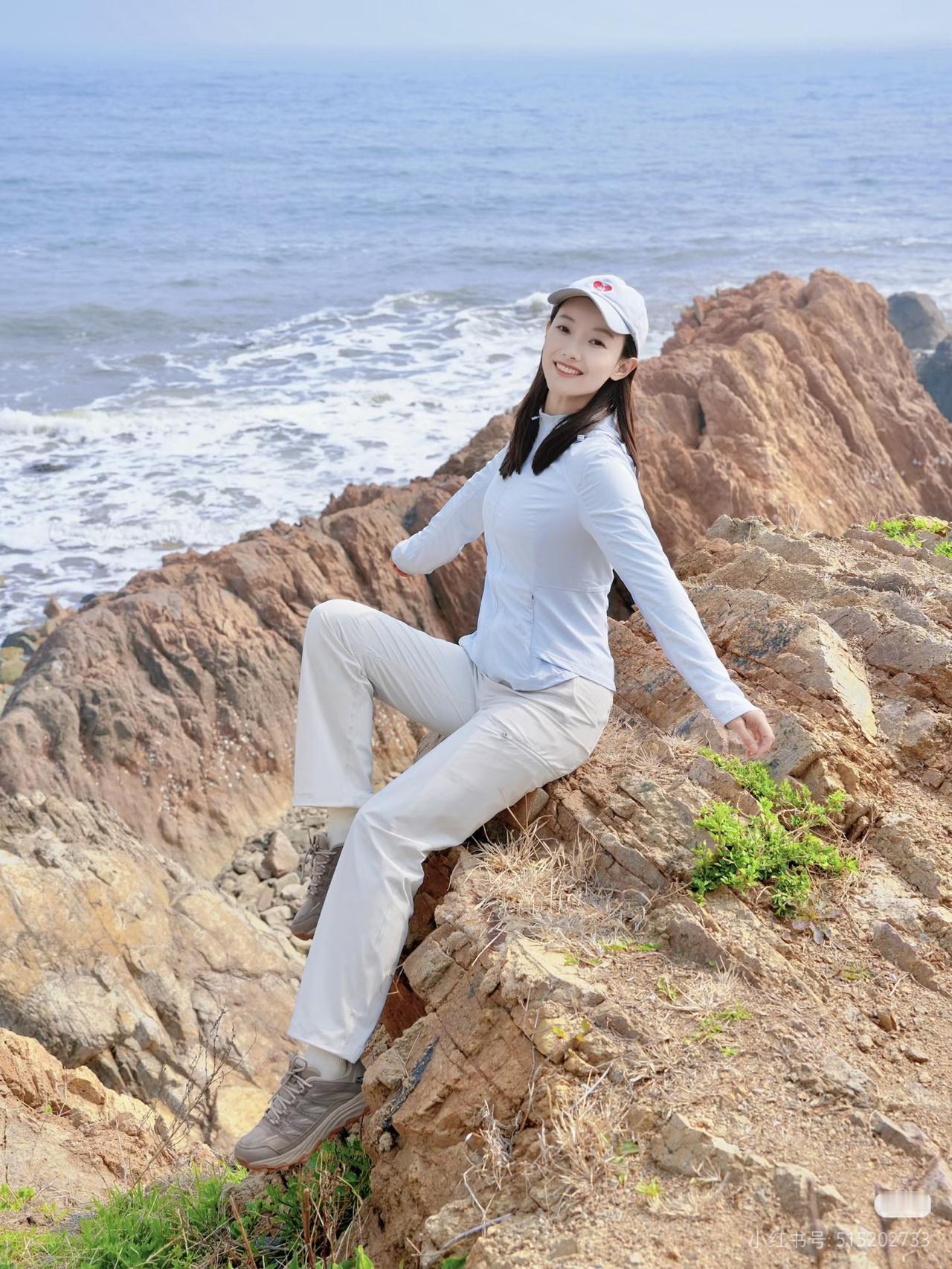 海风吹拂，白衣飘飘。