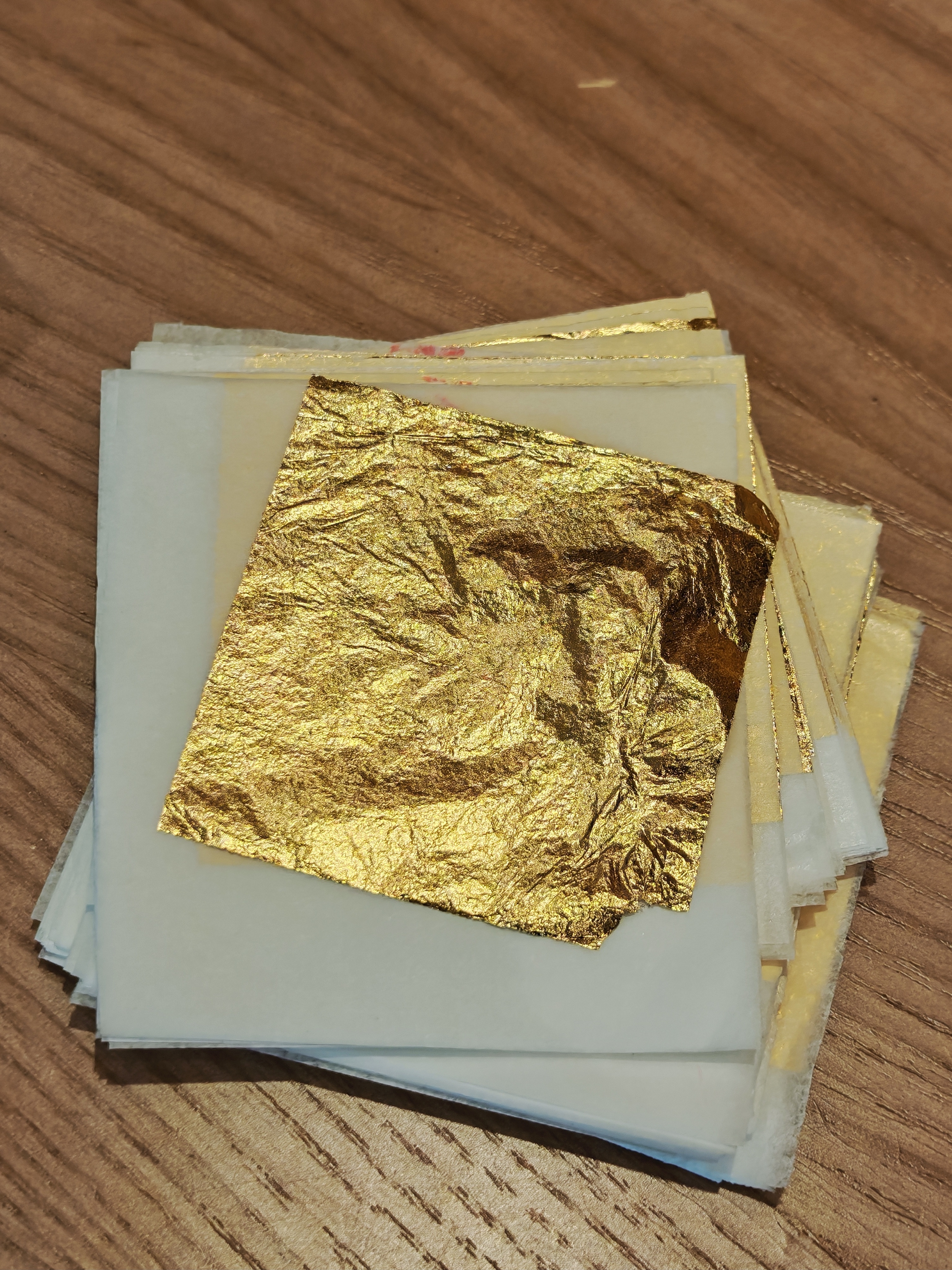 1g黄金的区别有多大之前去达仁堂药业参观，制作安宫牛黄丸的这个金箔据说是0.1微