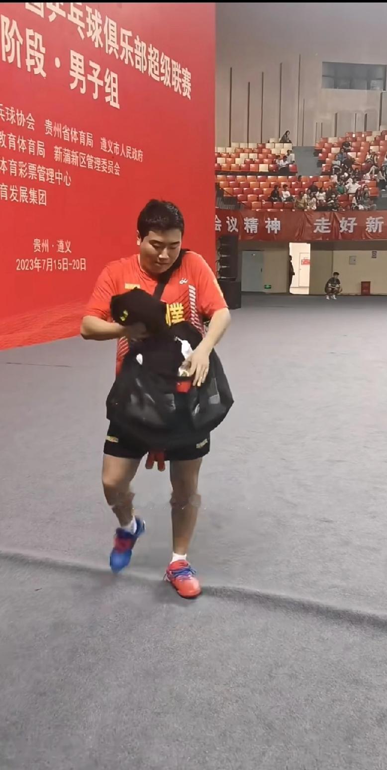 谁懂啊！翻到2023年的大胖，还是那个宠粉天花板！
 
刷到梁靖崑2023年遵义