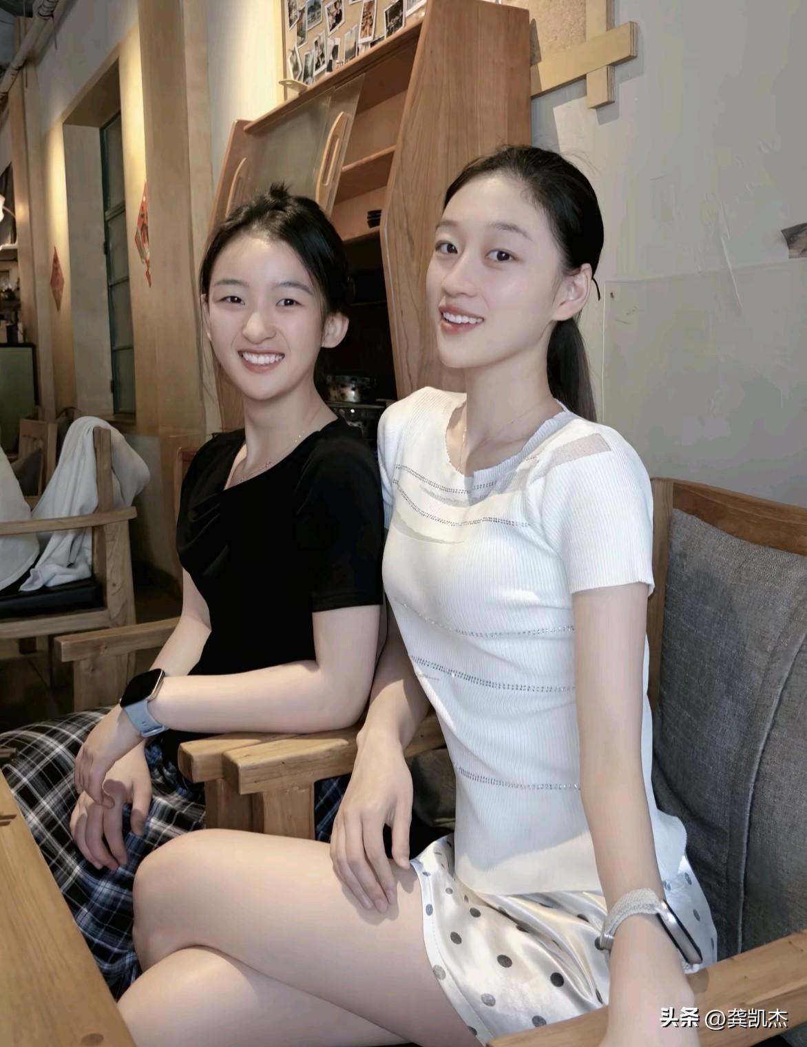 白衣和黑衣女生，谁符合你的审美！[大笑]