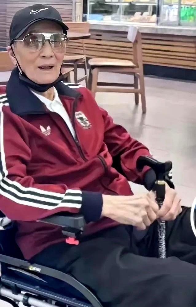 快90岁的谢贤，坐轮椅也得扎个马尾，戴着墨镜，一身潮牌。

最近在太平山顶喝咖啡