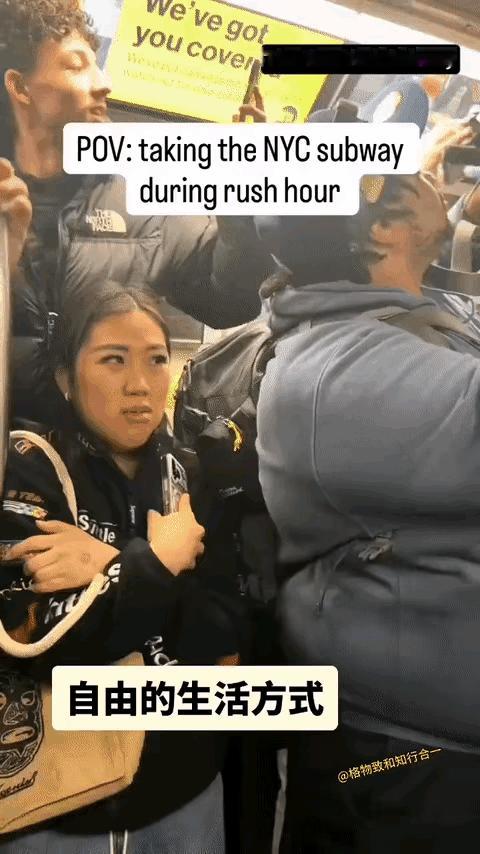 纽约地铁车厢旧，充斥自由与狐臭。黑哥争雄荷尔蒙，华裔妹子皱眉头。 