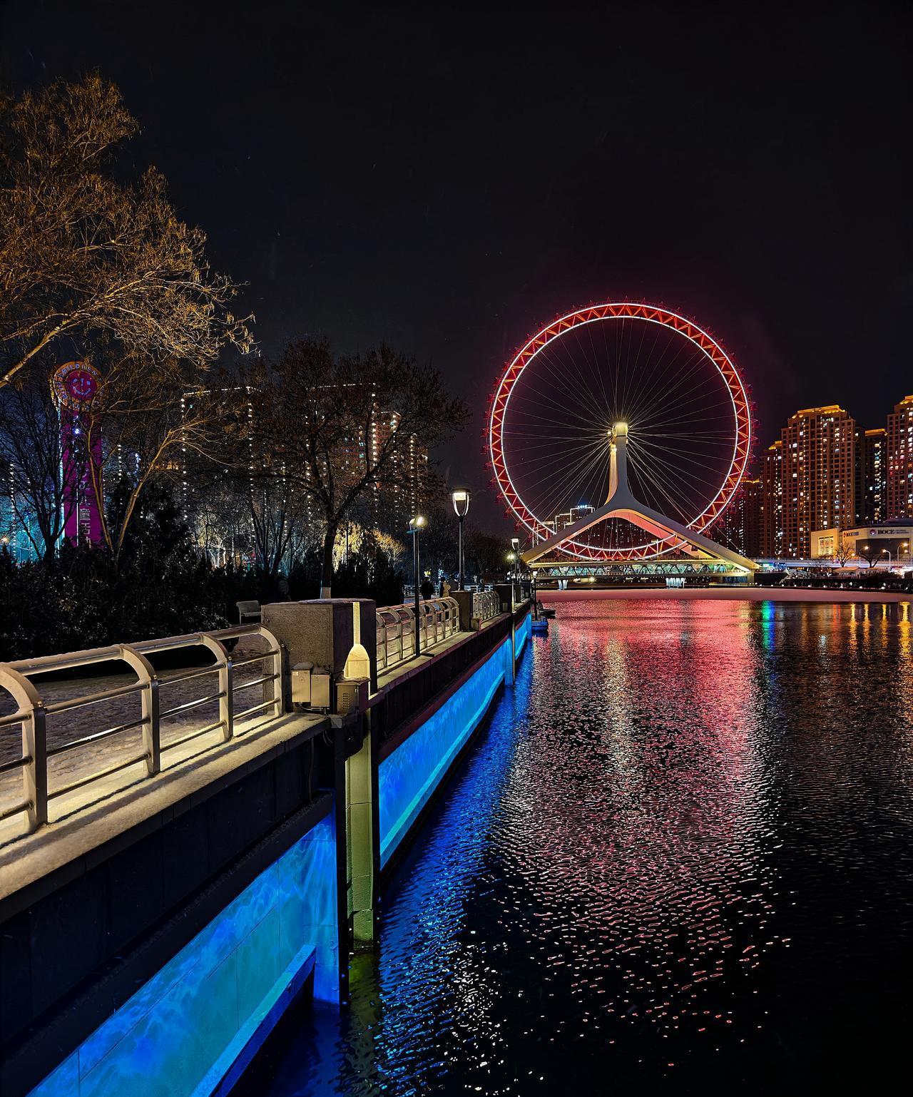 天津之眼是天津的地标性建筑，是世界上唯一一座跨河建设、桥轮合一的摩天轮。