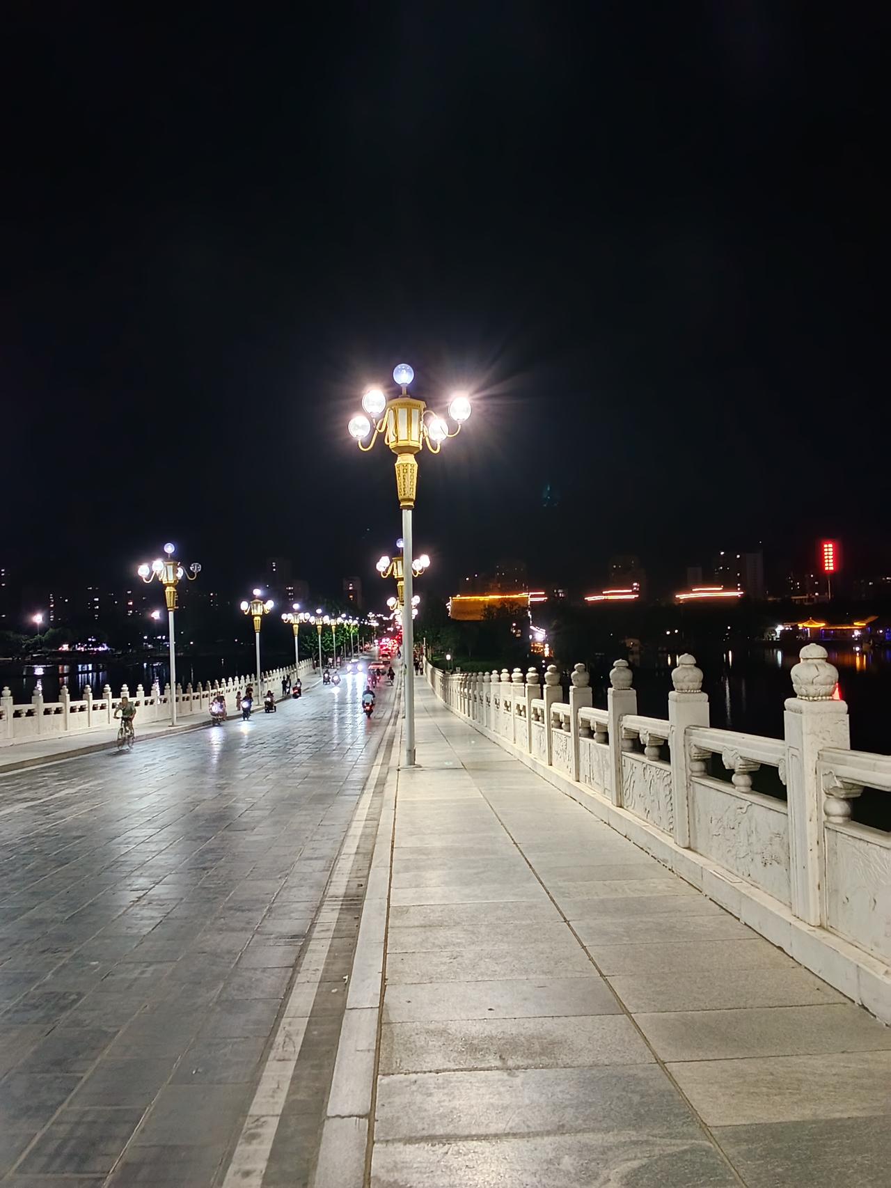 逐梦少年红尘路（154）

悠长缠绵的吻
夜幕低垂，静谧的氛围如纱般将帐篷轻轻笼