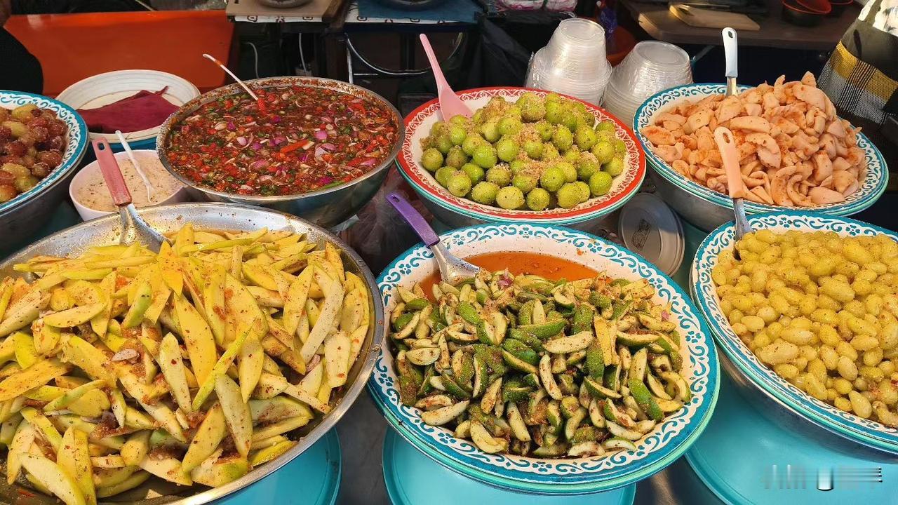 贵金属暴跌意味着什么？

简单说就是大家突然不想买黄金、白银这类贵金属了，卖的人