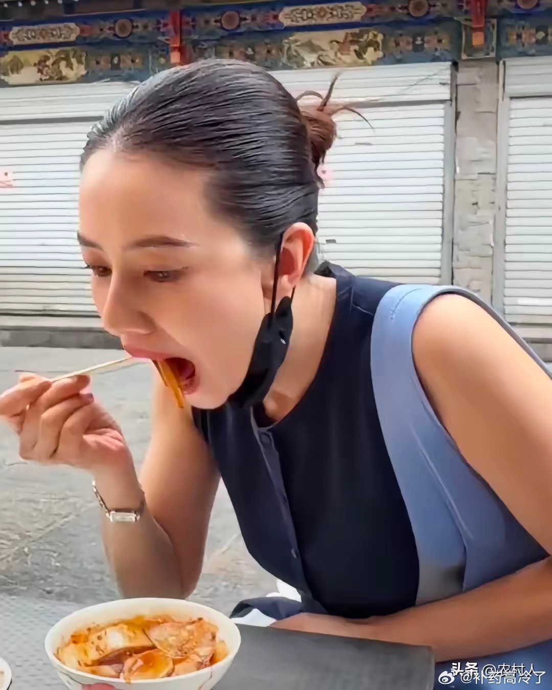 高圆圆现身太原小吃街，品尝太原的碗托。她非常的喜欢吃，一下子吃了54碗碗托。看来