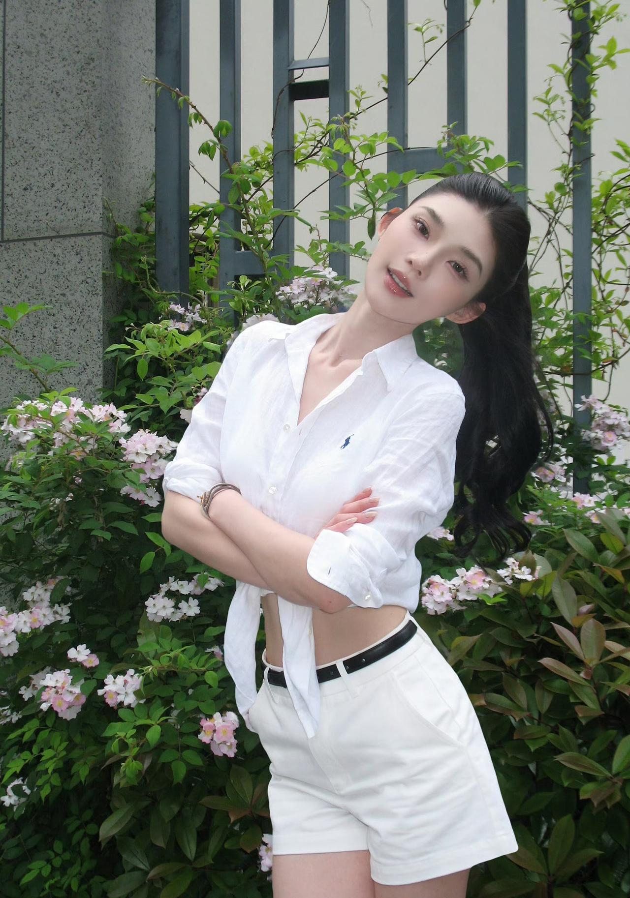简单的白衬衫，在你手里变成了性感的武器。

衣角打结的小心机，露出纤细的腰肢，让