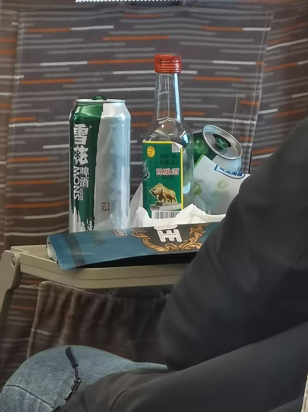 大早上高铁就这么喝[泪奔]这下车哥们不得晕乎的找不到路啊[泪奔]