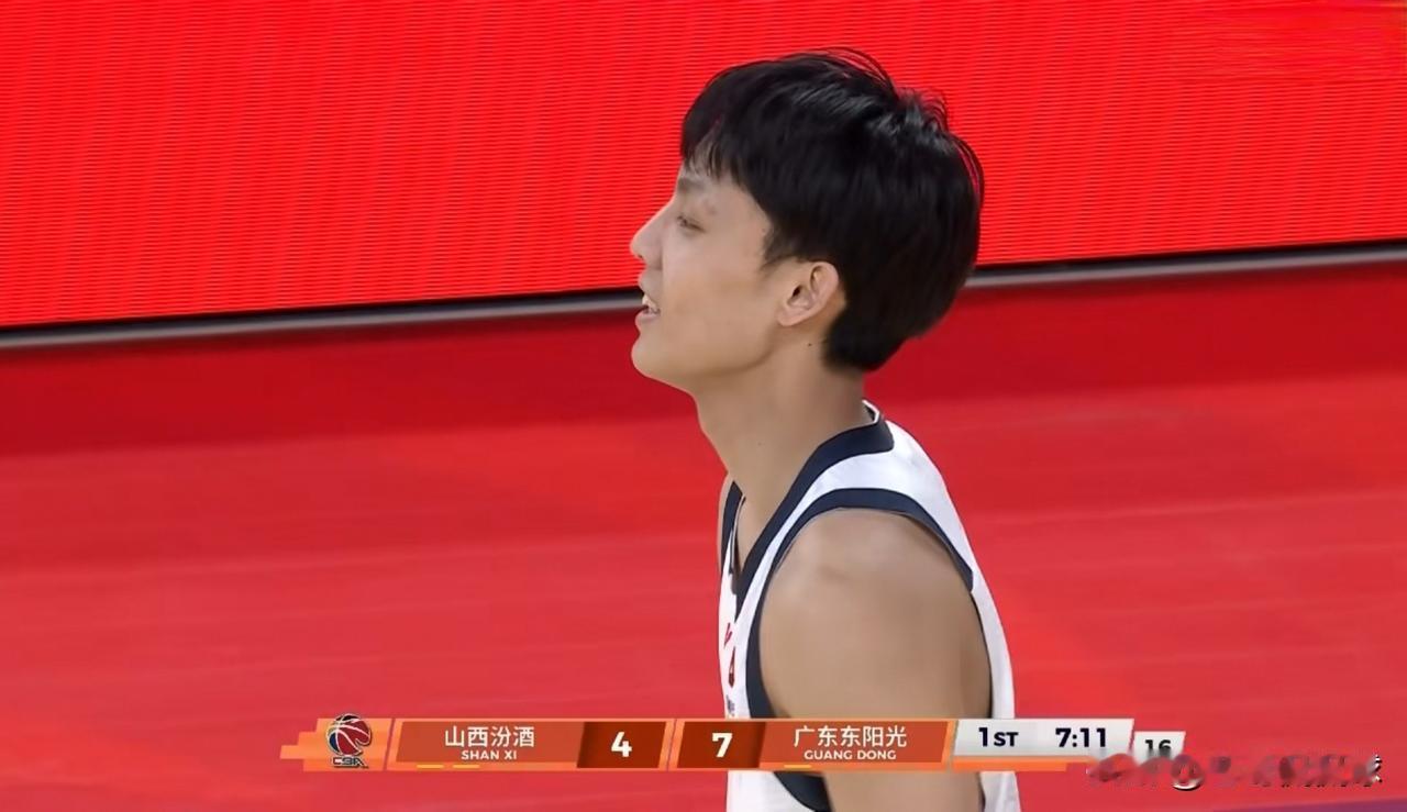 我真是太喜欢广东东阳光后卫徐杰了！在今天广东东阳光客场挑战山西汾酒的上半场比赛中