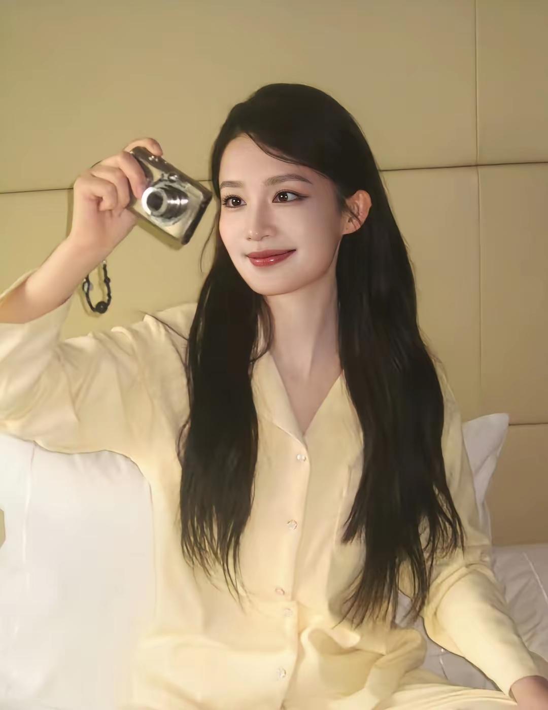 李沁是你心中的女神吗必须是我心中的女神，而且她演技一流，荣耀绝代