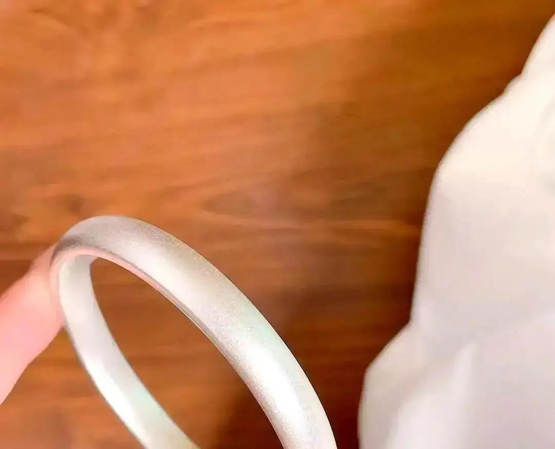 金价飙到天上去，大家转头抱银饰大腿。
 
周大福说银饰销量涨37%，可每单少掏两