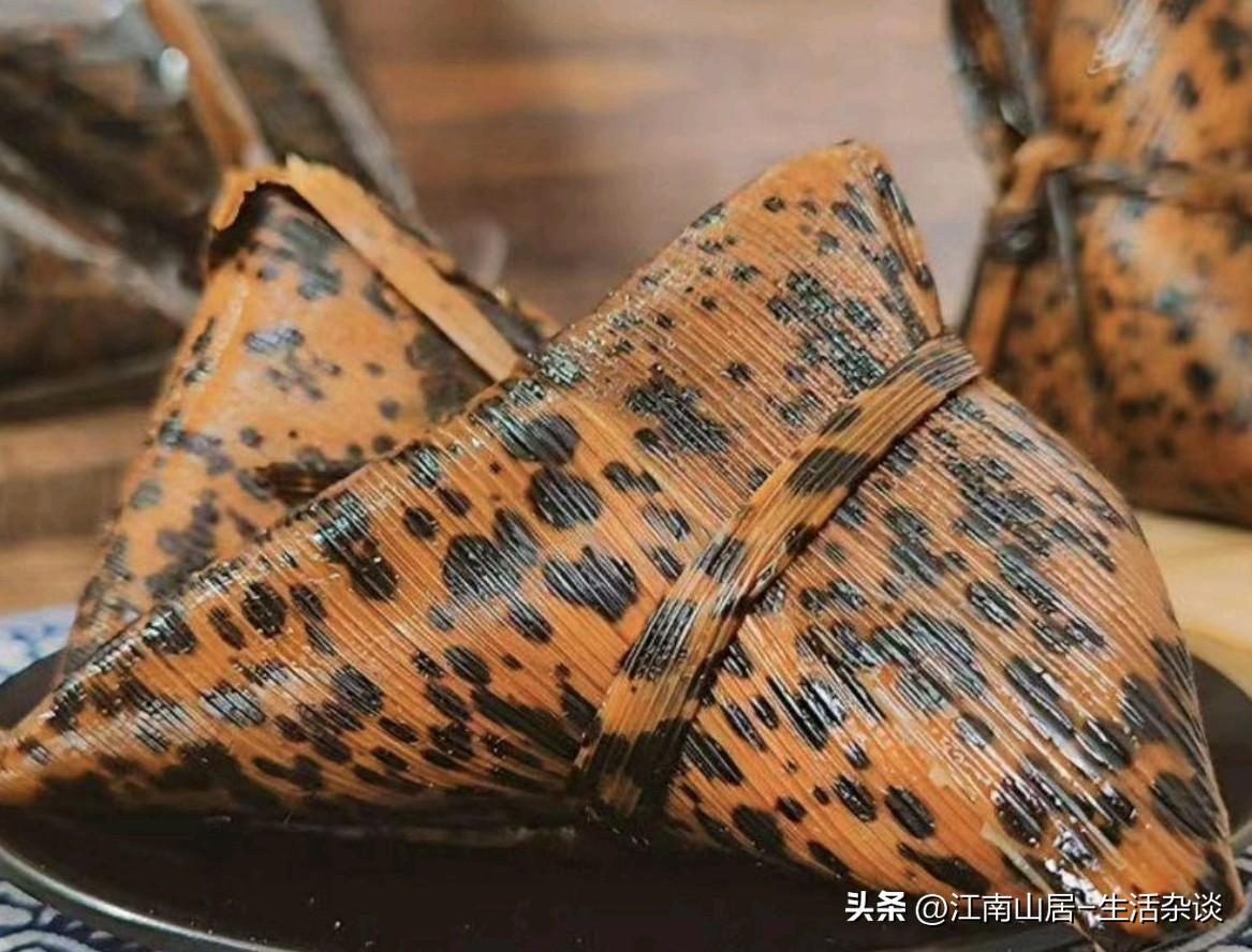 给你们看下宁波的特产，豹纹碱水粽。这个只有宁波才有的哦！这个粽叶是不是很时髦？用