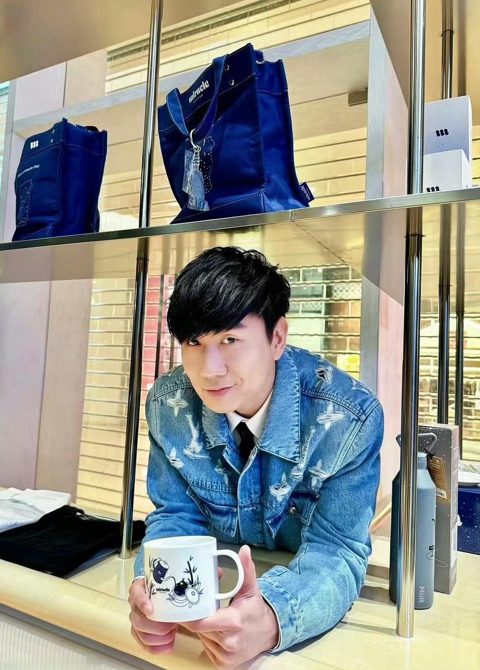 林俊杰  🌀 林俊杰jj20世界巡回演唱会 完全反差的两张图    