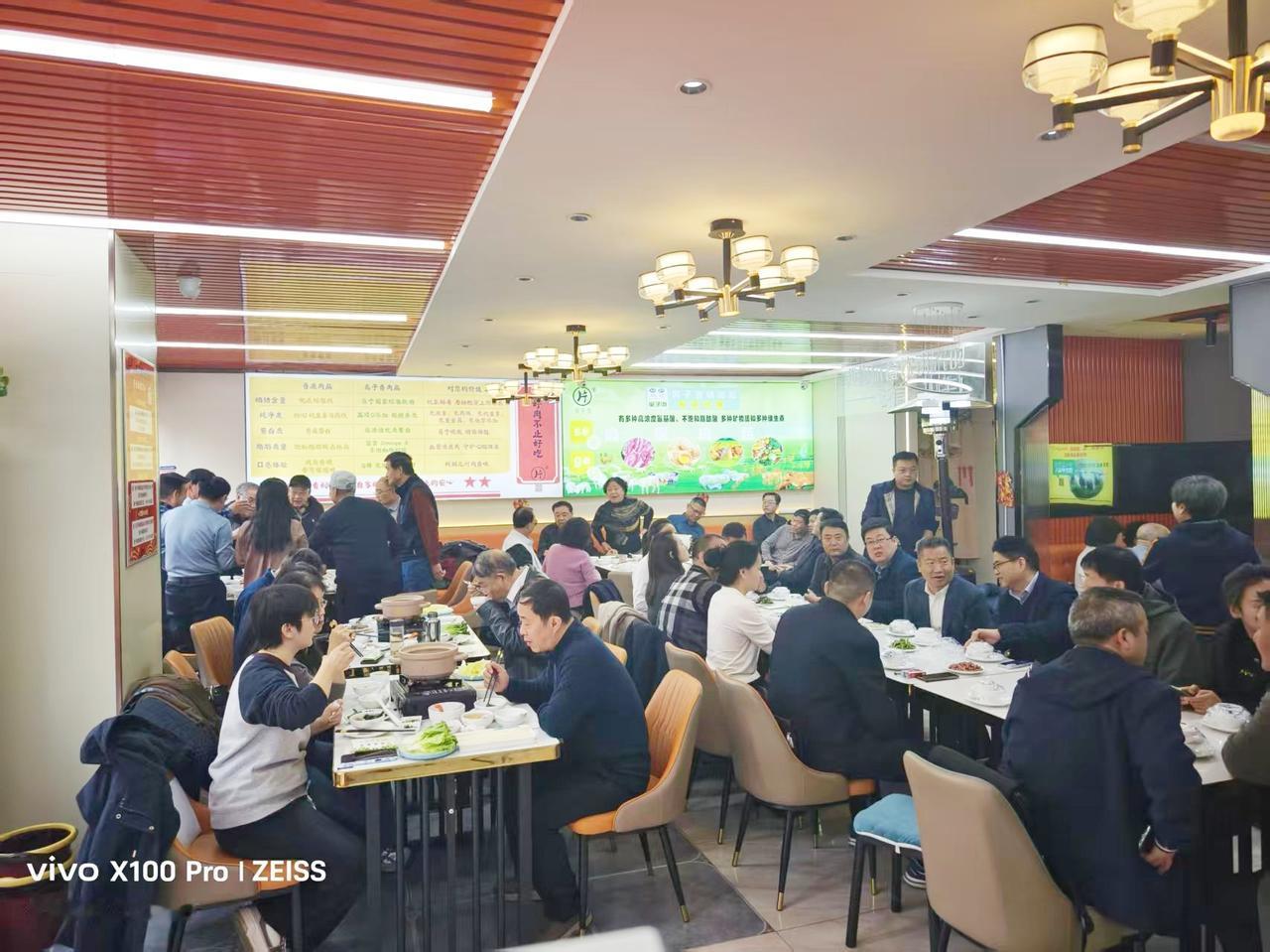 离子香纪报道之一：

吃营养餐打掼蛋就去离子香餐厅———

开张一月顾客盈门
离