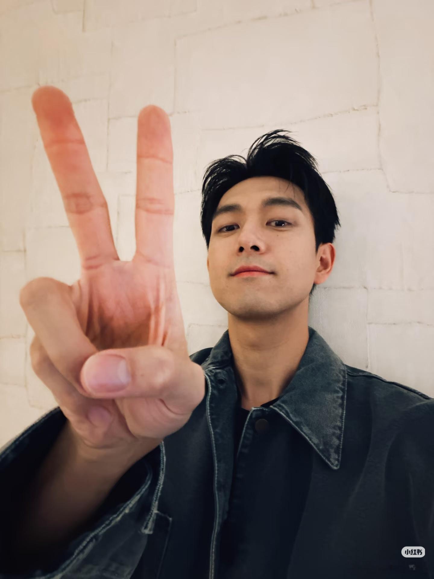 李现 自拍掉落🪂！建议现哥每天一张