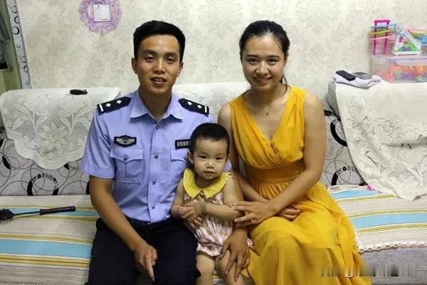 #做警察的老婆是什么样的感受#警嫂，是我们对警察老婆的尊称。

这个称呼背后，蕴