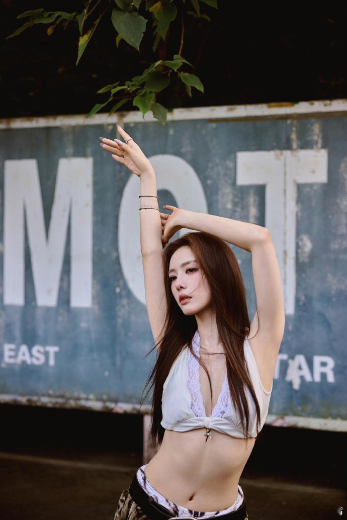 金鹤龙给蔡文静化微醺野生美女妆翻来覆去刷这组图，越看越耐看。微醺不是浓重的红，是