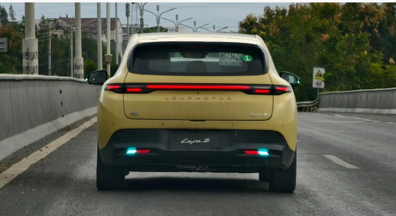 不知道大家有没看到，Lafa5装配了问价M9同款小蓝灯，亮灯就是 “智能驾驶中”