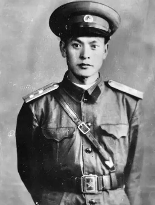 1945年，抗战胜利后，20岁的八路军周富玖回到家乡，准备和未婚妻结婚。然而，他