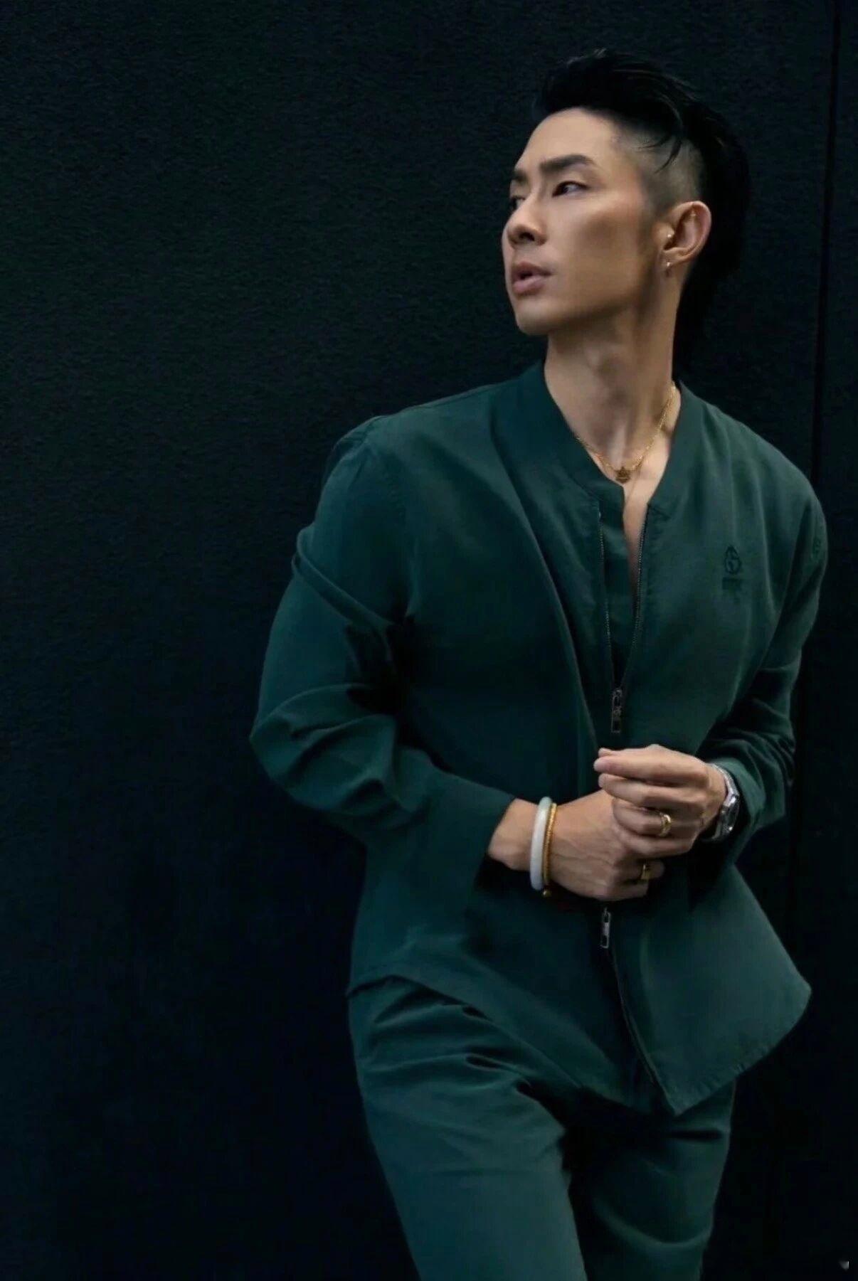 众星恭喜吴建豪恭喜，离过婚，受过伤，还是相信爱情；吴建豪身上有一种又阳刚又温润的