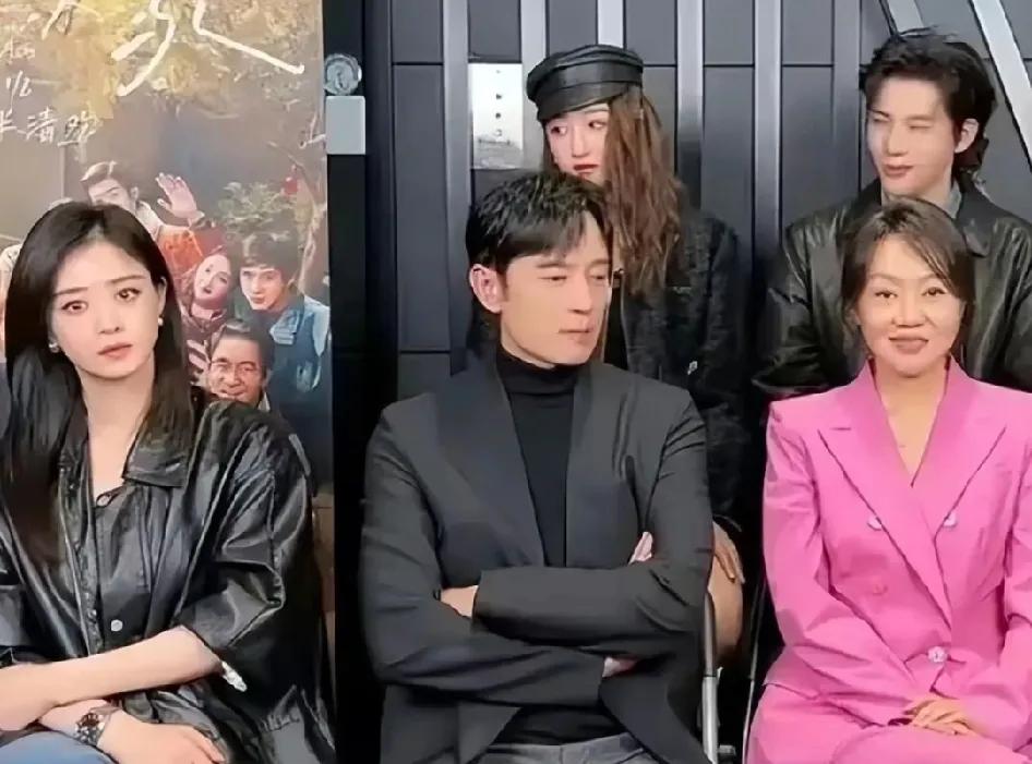 左右俩美女的演技都带点辣味，属刚柔并济型的，尤其是右面，幽默智慧感十足，有时，像