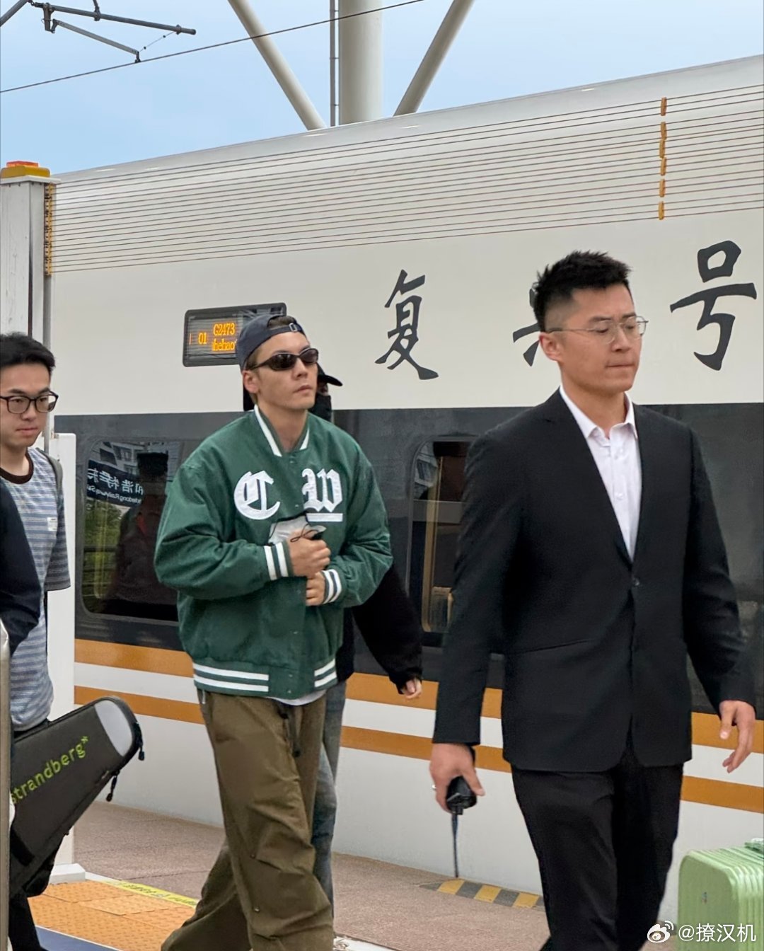 内蒙古这么冷吗？陈伟霆还穿夹克啊？北京到呼和呼和浩特才两小时，复兴号真快啊 