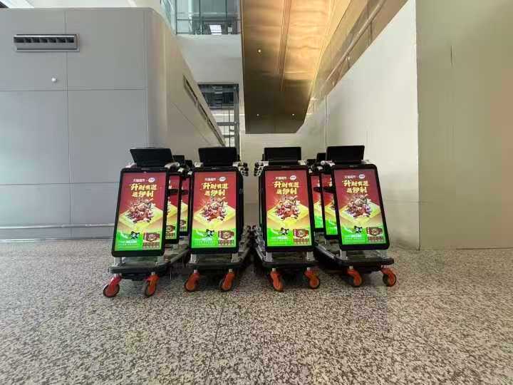 机场广告牌前上演真实对比：有人大包小包满头汗，有人看完广告悠闲下单✈️不用大包小