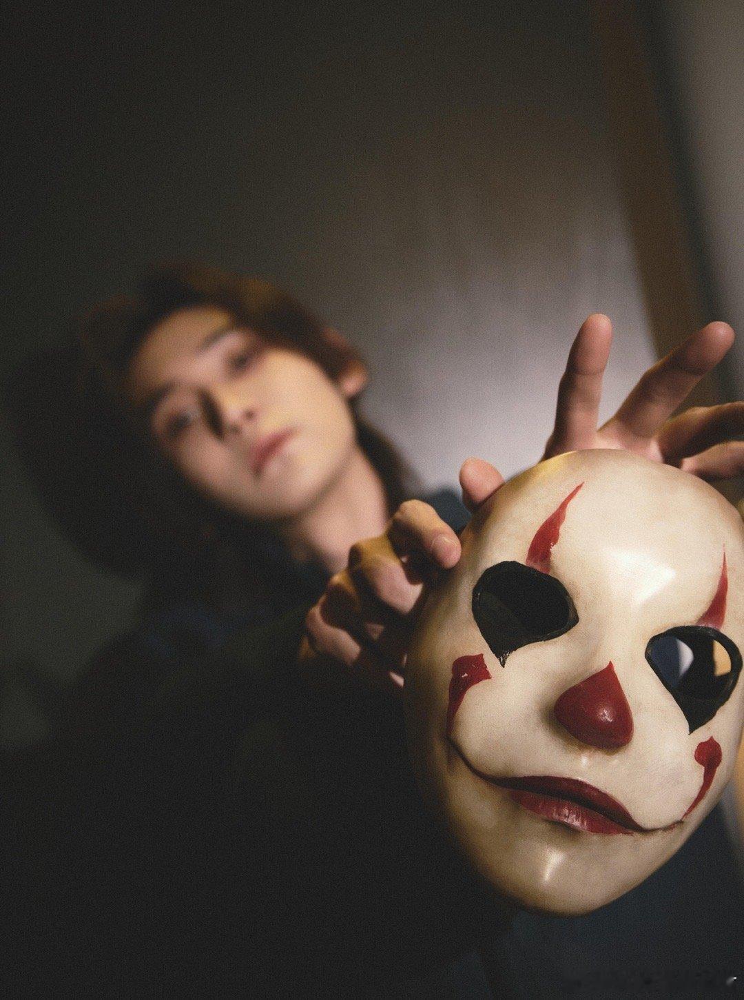 葛洋一款赛博阴湿男他一个人对抗整个梦境世界的时候，那种孤独感溢出屏幕，明明是反派